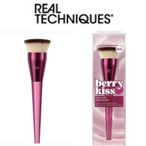 Real Techniques Berry Kiss Top It Off Base Brush